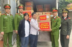 Những món quà nghĩa tình từ cán bộ, Nhân dân phường Tây Hồ hướng về miền Trung