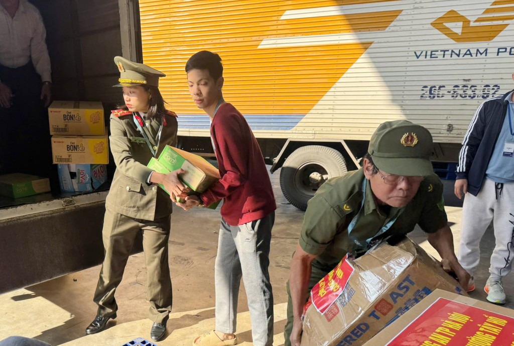 Những món quà nghĩa tình từ cán bộ, Nhân dân phường Tây Hồ hướng về miền Trung