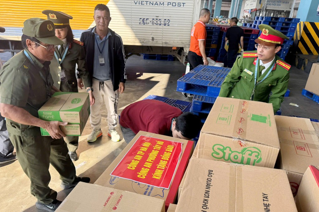 Những món quà nghĩa tình từ cán bộ, Nhân dân phường Tây Hồ hướng về miền Trung