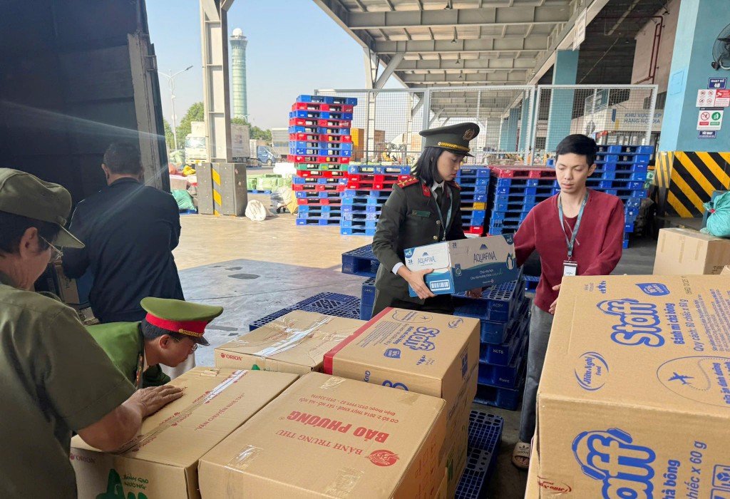 Những món quà nghĩa tình từ cán bộ, Nhân dân phường Tây Hồ hướng về miền Trung