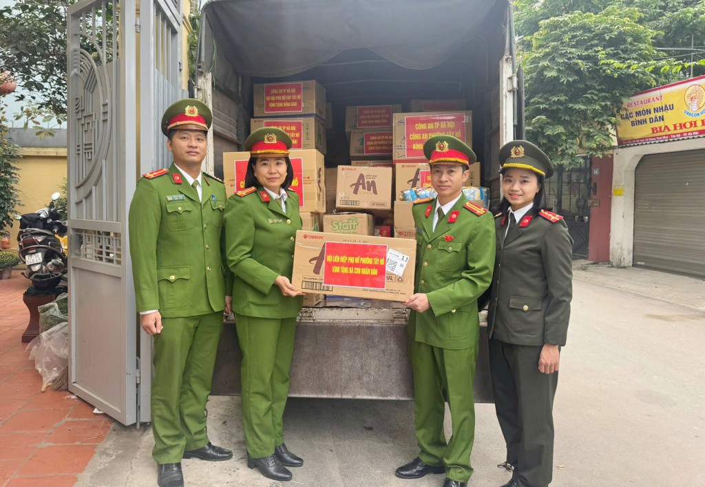 Những món quà nghĩa tình từ cán bộ, Nhân dân phường Tây Hồ hướng về miền Trung