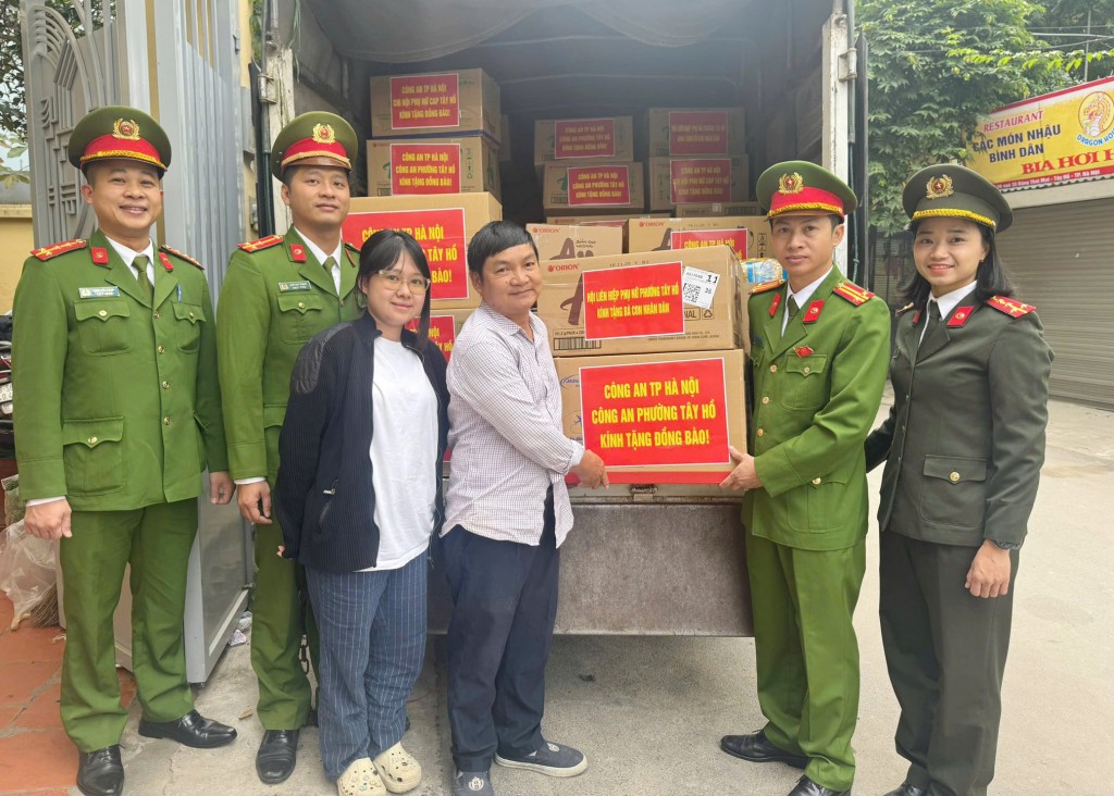 Những món quà nghĩa tình từ cán bộ, Nhân dân phường Tây Hồ hướng về miền Trung