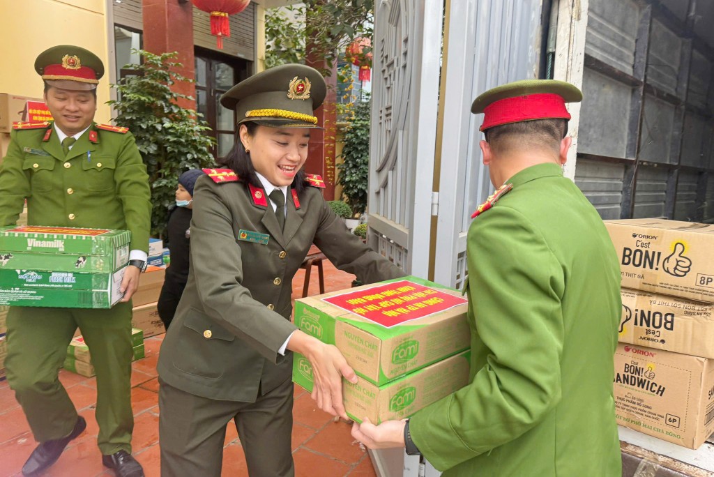 Nhân dân Thủ đô hướng về đồng bào miền Trung - Tây Nguyên