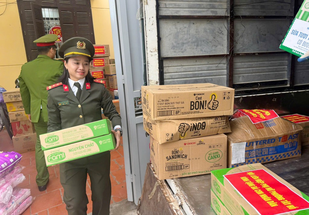 Những món quà nghĩa tình từ cán bộ, Nhân dân phường Tây Hồ hướng về miền Trung