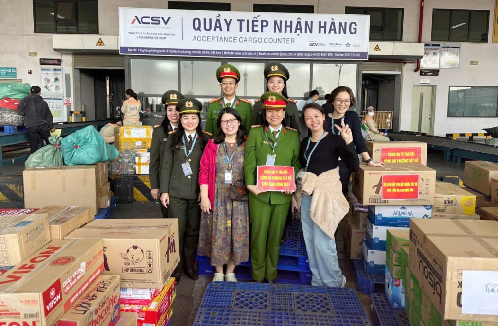 Những món quà nghĩa tình từ cán bộ, Nhân dân phường Tây Hồ hướng về miền Trung