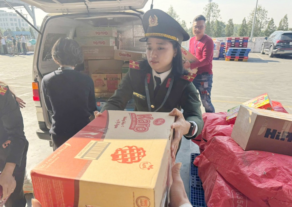 Những món quà nghĩa tình từ cán bộ, Nhân dân phường Tây Hồ hướng về miền Trung