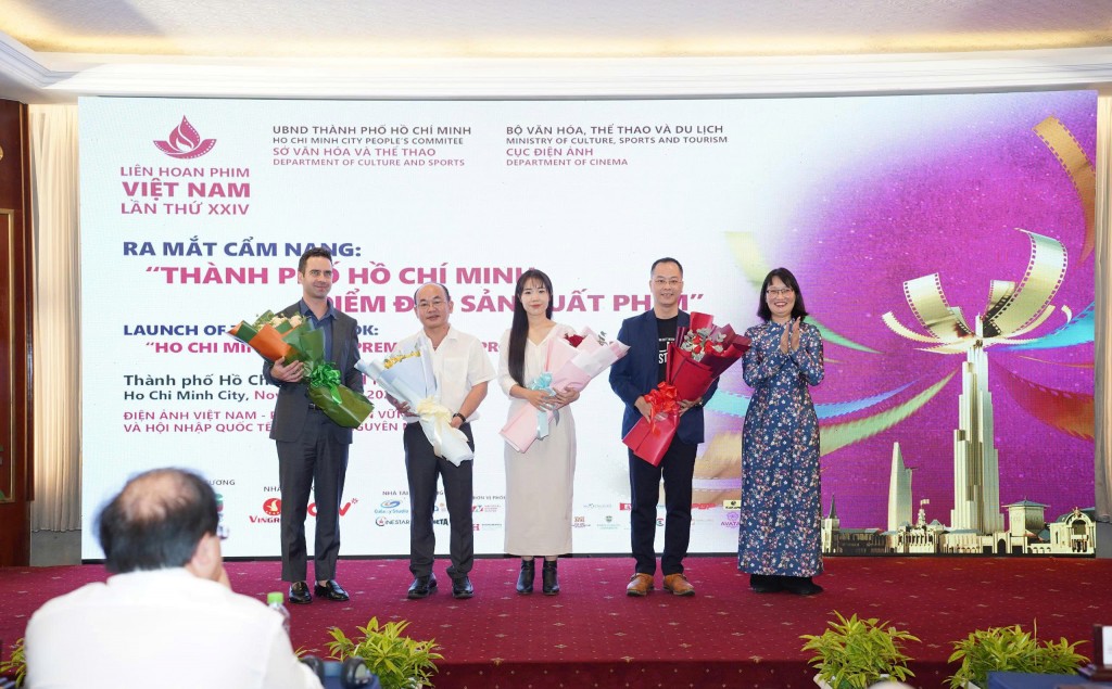 Phó Chủ tịch UBND TP.HCM tặng hoa cảm ơn các tổ chức, cá nhân tích cực tham gia hỗ trợ, đồng hành thực hiện Cẩm nang