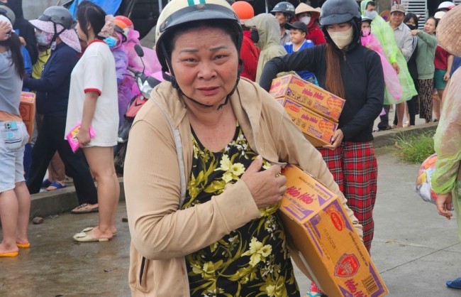 Đắk Lắk: Thương lắm bà con vùng "rốn lũ" Hoà Thịnh