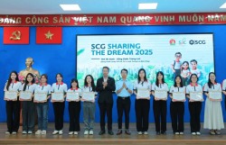 TP Hồ Chí Minh trao học bổng cho sinh viên khó khăn, khuyết tật
