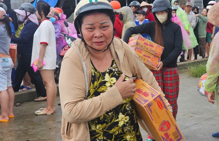 Đắk Lắk: Thương lắm bà con vùng "rốn lũ" Hoà Thịnh