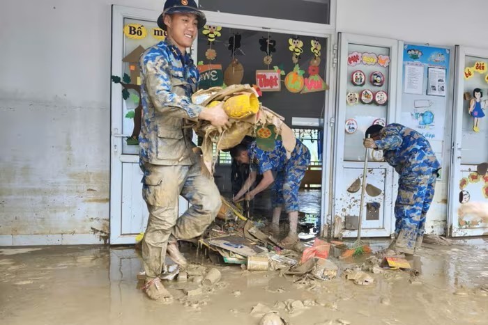 Cán bộ, chiến sỹ Vùng 4 Hải quân giúp dân dọn về sinh sau lũ