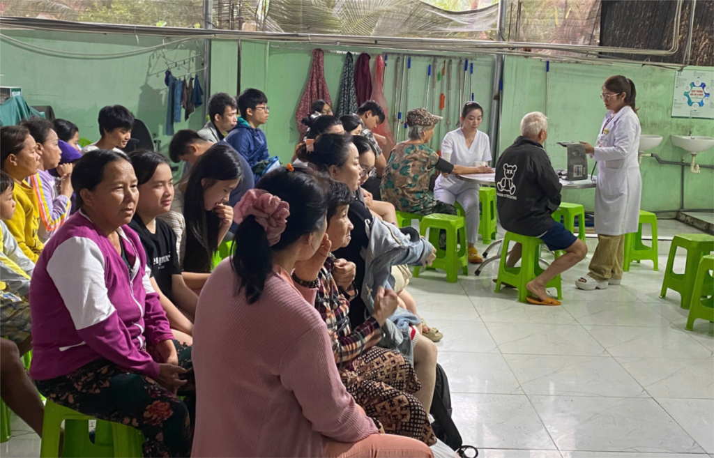 Các bác sĩ thăm khám, phát thuốc cho người dân vùng bị ảnh hưởng nặng nề bởi mưa lũ tại tỉnh Khánh Hoà ngày 22/11 (ảnh: SYT)