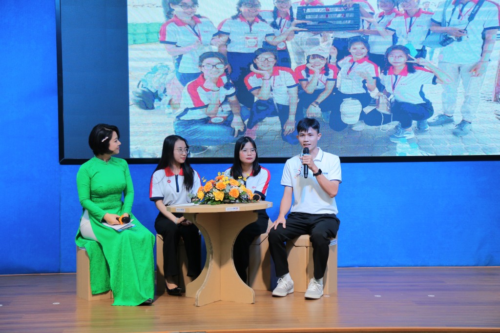 Các em học sinh nhân học bổng giao lưu tại chương trình