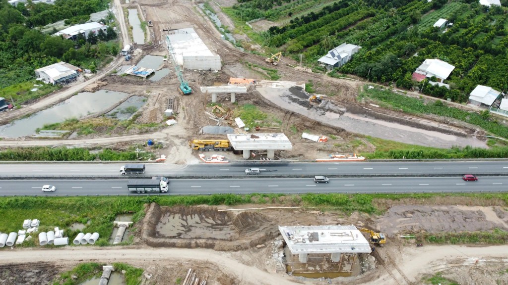 Nút giao giữa cao tốc Cao Lãnh - An Hữu và tuyến Trung Lương - Mỹ Thuận. (Ảnh: Thanh Quân)