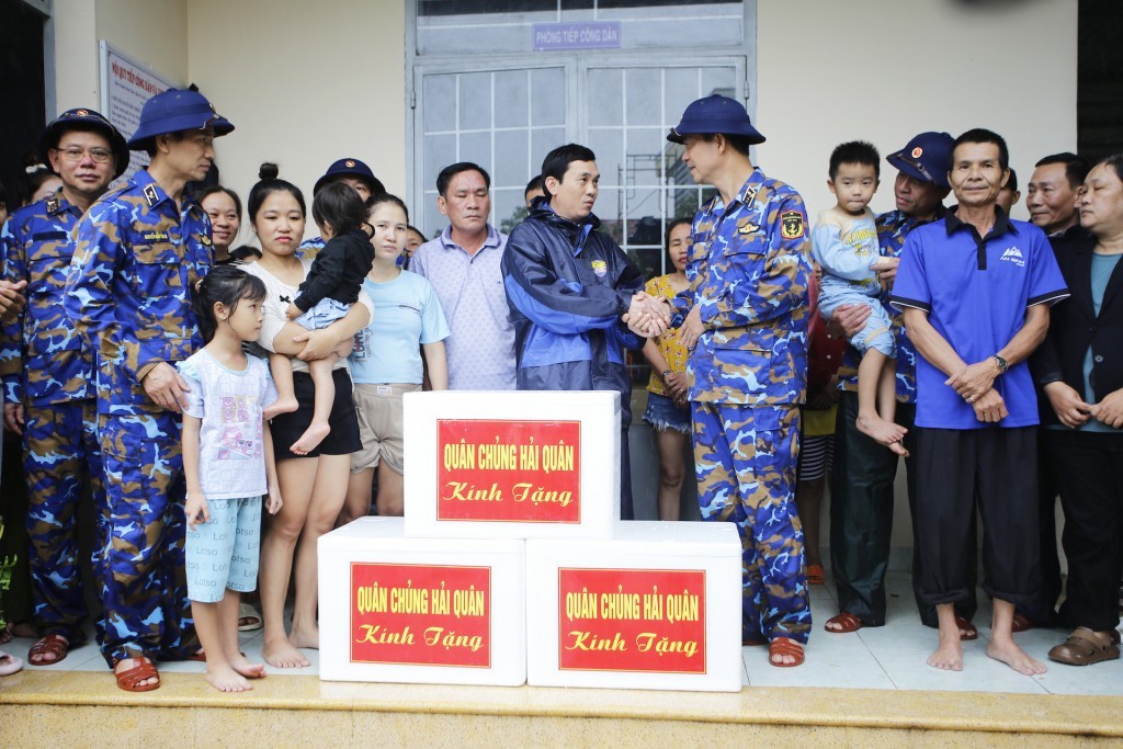 Phó đô đốc Nguyễn An Phong, Chính ủy Hải quân động viên và trao quà cho nhân dân xã Suối Hiệp (Khánh Hòa) Phó đô đốc Nguyễn An Phong, Chính ủy Hải quân động viên và trao quà cho nhân dân xã Suối Hiệp (Khánh Hòa)