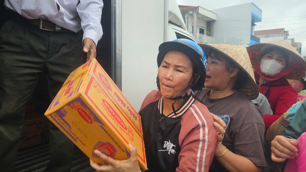 Thương lắm người dân vùng rốn lũ Hoà Thịnh