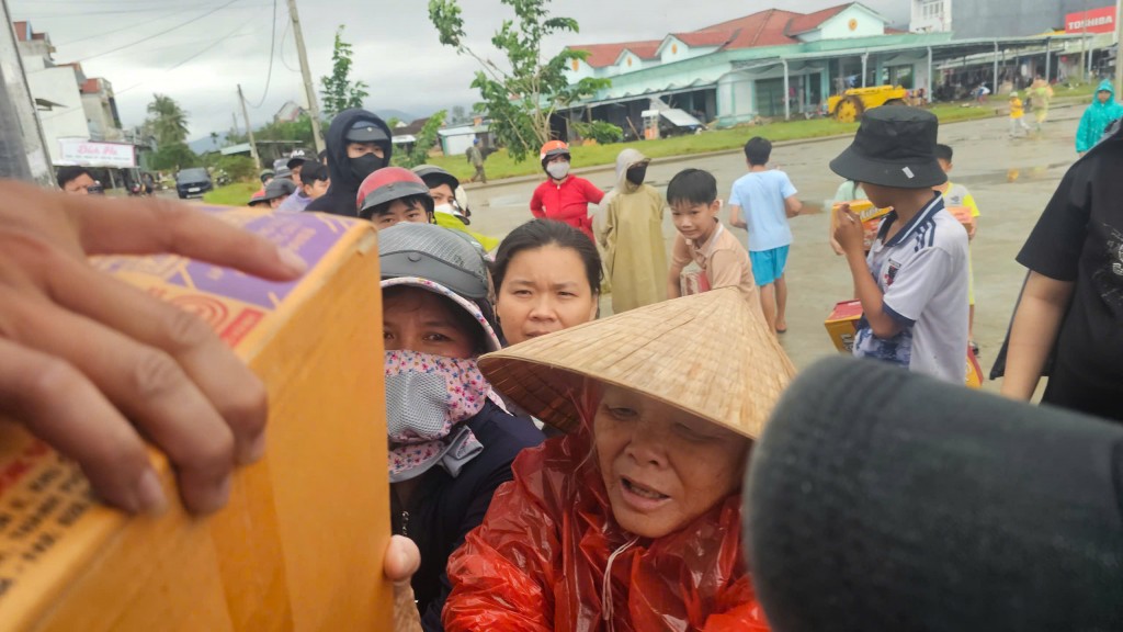 Thương lắm người dân vùng rốn lũ Hoà Thịnh