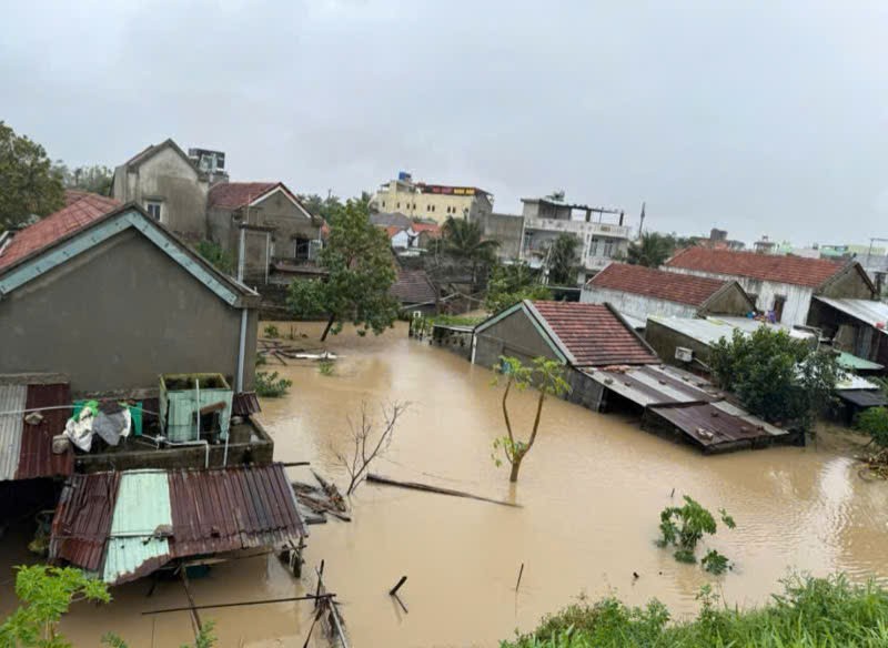 Nhiều nhà dân khu vực phường Phú Yên, tỉnh Đắk Lắk bị ngập sâu trong nước lũ, mái nhà và công trình chỉ còn nhô lên giữa dòng nước đục