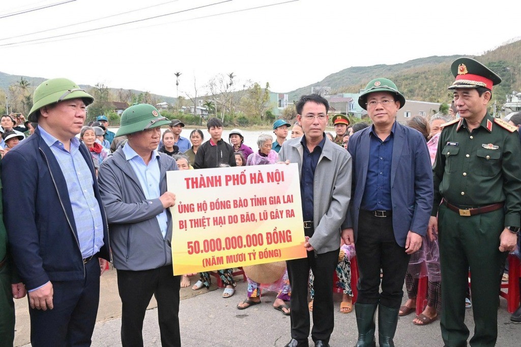 Phó Bí thư Thành ủy Hà Nội Nguyễn Trọng Đông trao 50 tỷ đồng của thành phố Hà Nội hỗ trợ đồng bào tỉnh Gia Lai bị thiệt hại do mưa lũ (Ảnh: Báo Gia Lai)