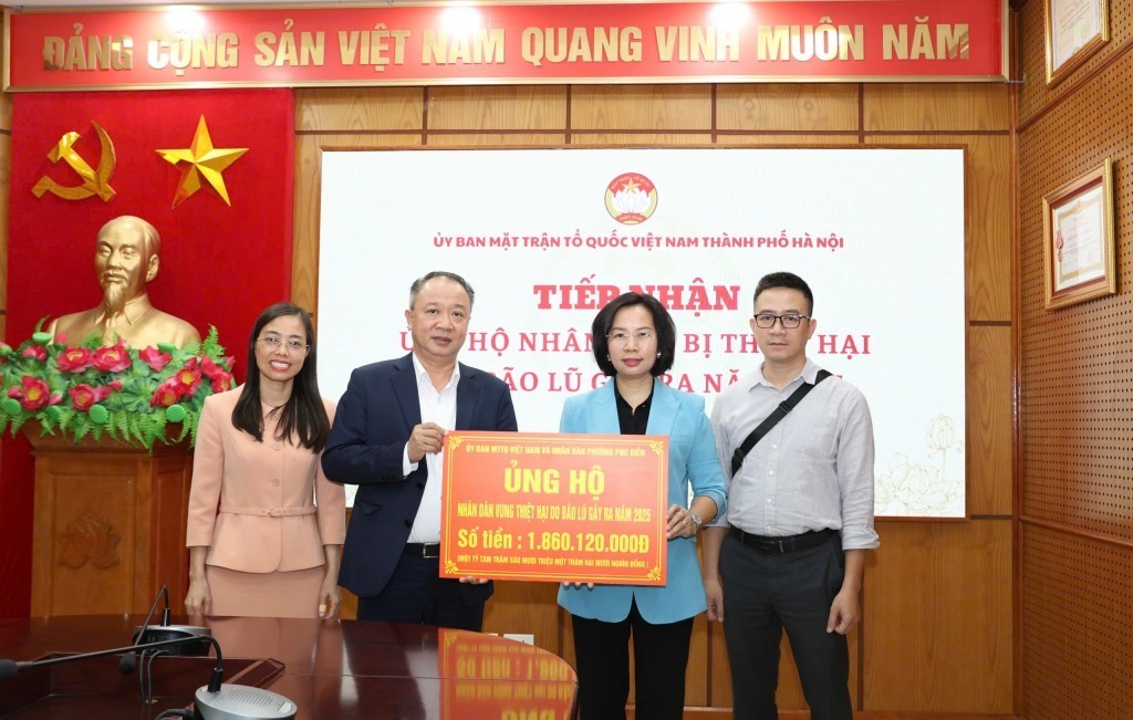 Chủ tịch Ủy ban MTTQ Việt Nam TP Hà Nội Bùi Huyền Mai tiếp nhận ủng hộ Nhân dân bị thiệt hại do bão lũ gây ra năm 2025