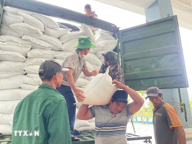 Gạo cứu trợ được vận chuyển đến các địa phương chịu thiệt hại nặng nề do lũ lụt gây ra. (Ảnh: TTXVN phát)