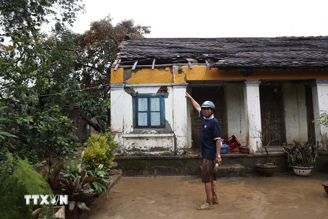 Một căn nhà cấp 4 ở phường Đông Hòa (Đắk Lắk) chìm trong nước lũ nhiều ngày và nguy cơ đổ sập bất cứ lúc nào. (Ảnh: Tuấn Anh/TTXVN)