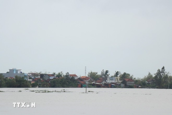 Đến sáng 23/11, một số khu vực dân cư phường Đông Hòa, tỉnh Đắk Lắk vẫn còn ngập sâu. (Ảnh: Tuấn Anh/TTXVN)