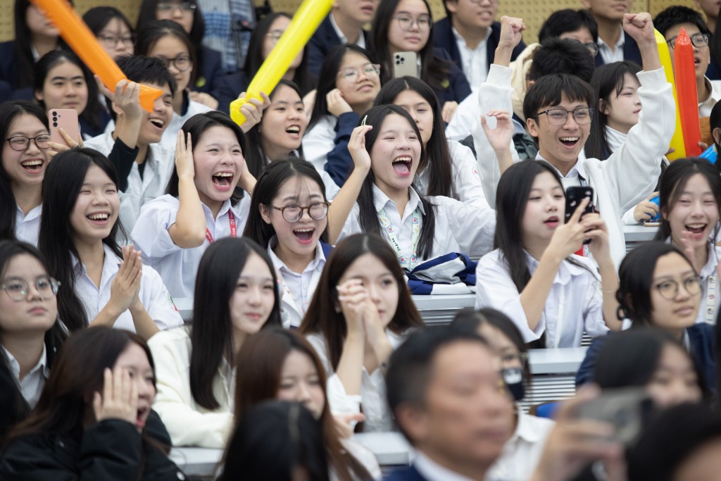 Cổ động viên cổ vũ nhiệt tình cho các đội thi 