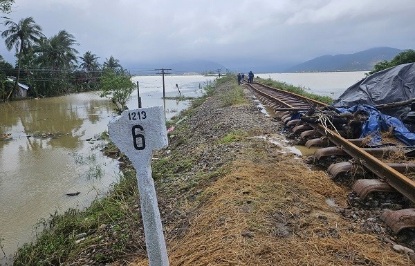Ngày 23/11, tiếp tục ngừng nhiều tàu qua miền Trung do ngập lụt