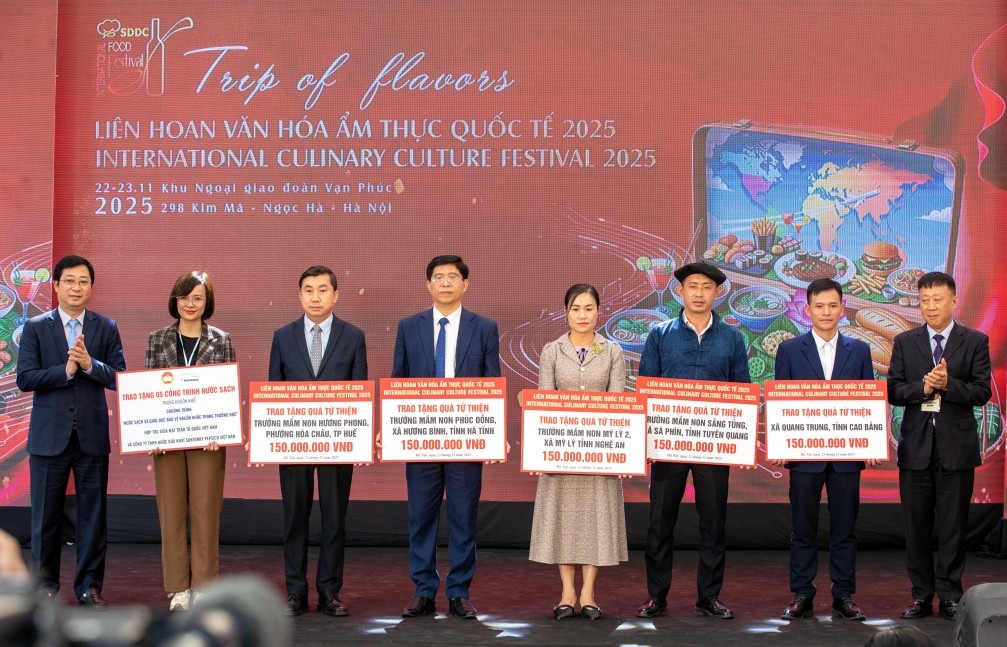 Chung tay ủng hộ đồng bào chịu thiệt hại do thiên tai, lũ lụt