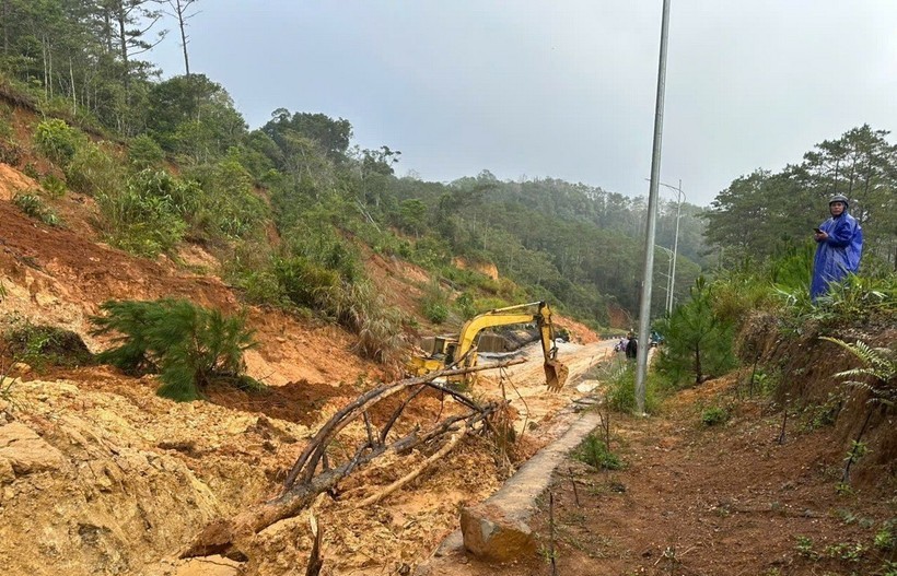 Quảng Ngãi: Tạm thời thông tuyến Quốc lộ 24 sau khi xảy ra sạt lở