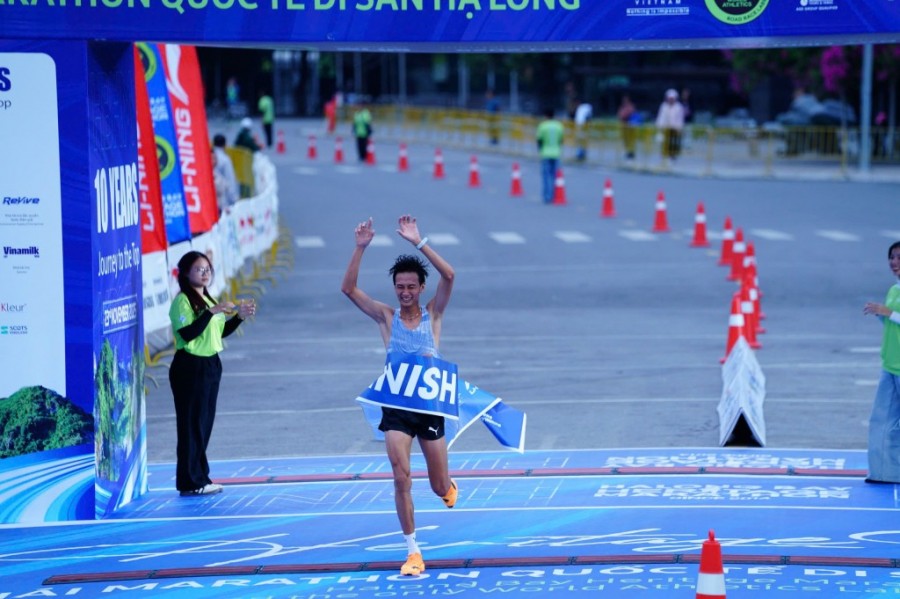 VĐV nam về đích ở cự ly 10km.