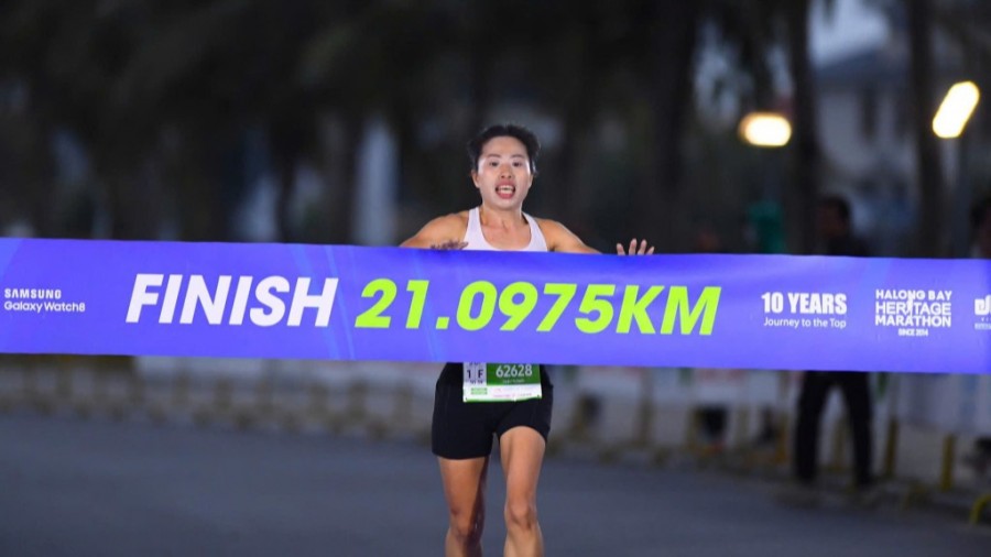 VĐV nữ về đích cự ly 21km.