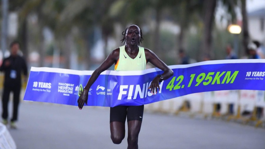 VĐV nữ về đích cự ly 42km.