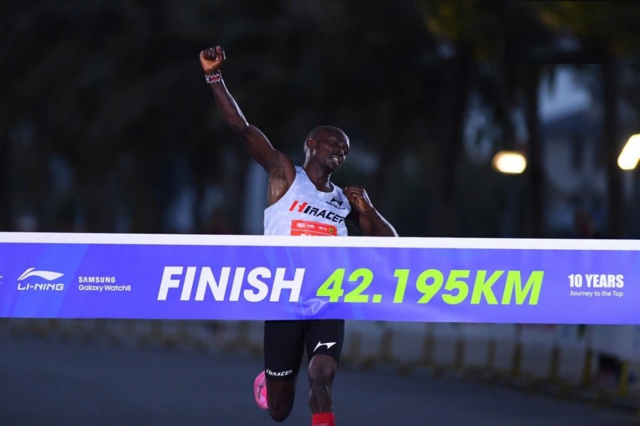 VĐV về đích ở cự ly 42km.