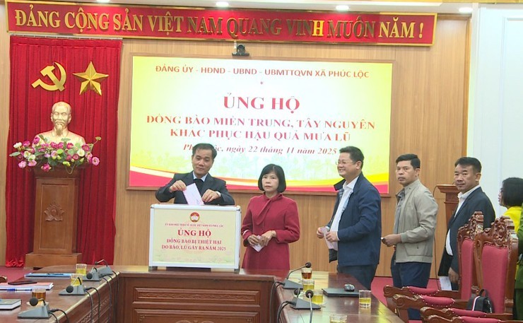 Các đồng chí lãnh đạo Đảng ủy - HĐND - UBND - UBMTTQ Việt Nam xã Phúc Lộc kêu gọi ủng hộ đồng bào miền Trung và Tây nguyên khắc phục hậu quả mưa lũ