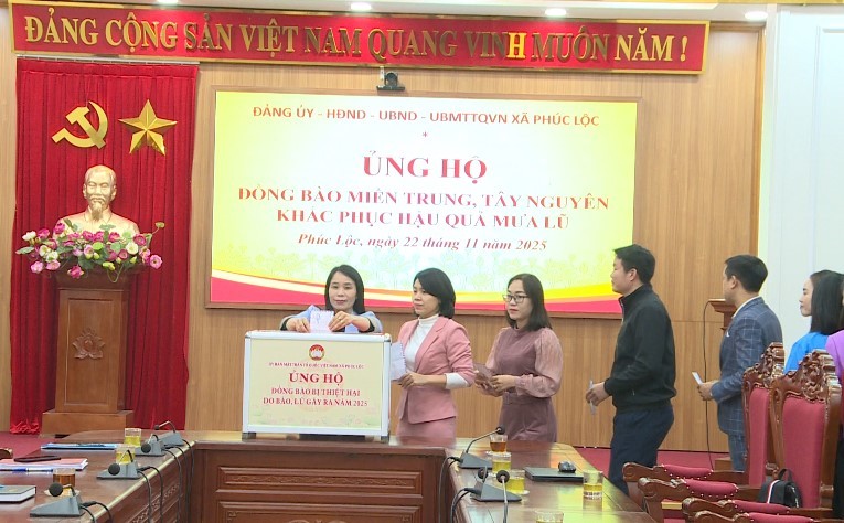Cán bộ, viên chức xã Phúc Lộc ủng hộ đồng bào bị thiên tai