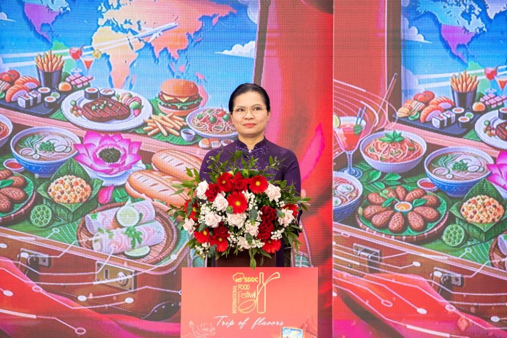 bà Hà Thị Nga - Ủy viên Trung ương Đảng, Phó Chủ tịch Ủy ban Trung ương Mặt trận Tổ quốc Việt Nam phát biểu tại bà Hà Thị Nga - Ủy viên Trung ương Đảng, Phó Chủ tịch Ủy ban Trung ương Mặt trận Tổ quốc Việt Nam phát biểu tại