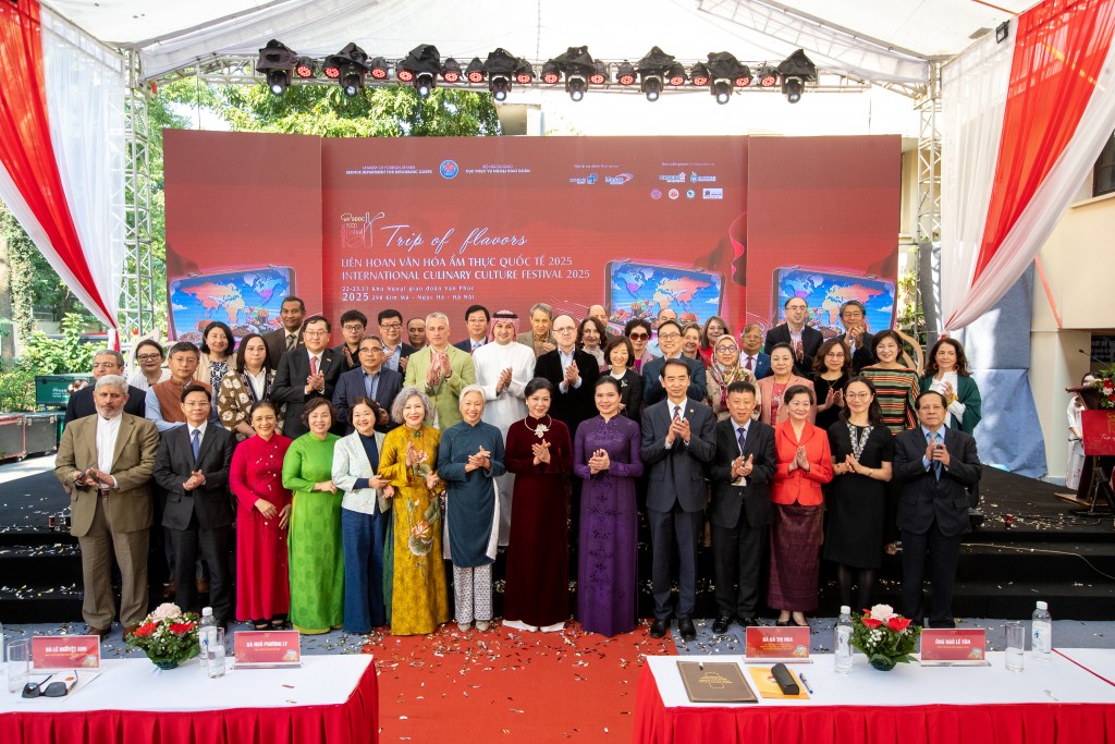 Phu nhân Tổng Bí thư Tô Lâm, bà Ngô Hương Ly cùng các đại biểu chụp ảnh lưu niệm Phu nhân Tổng Bí thư Tô Lâm, bà Ngô Hương Ly cùng các đại biểu chụp ảnh lưu niệm