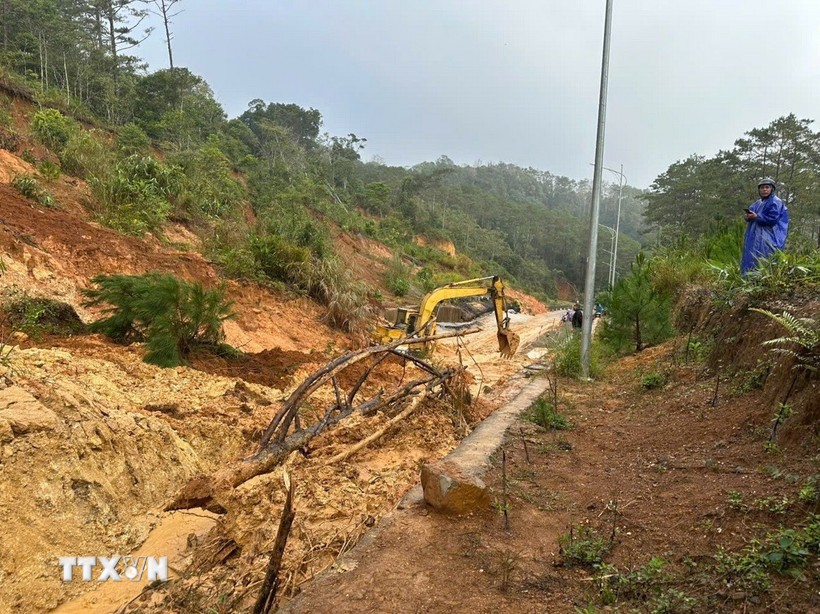 Sạt lở tại km 112+900 đã chia cắt hoàn toàn tuyến Quốc lộ 24. (Ảnh: Dư Toán/TTXVN)
