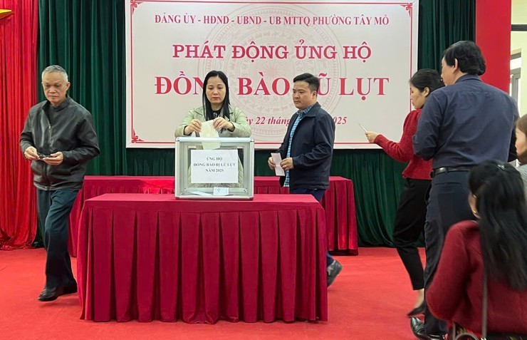 Cán bộ, công chức, viên chức phường Tây Mỗ ủng hộ đồng bào bị lũ lụt