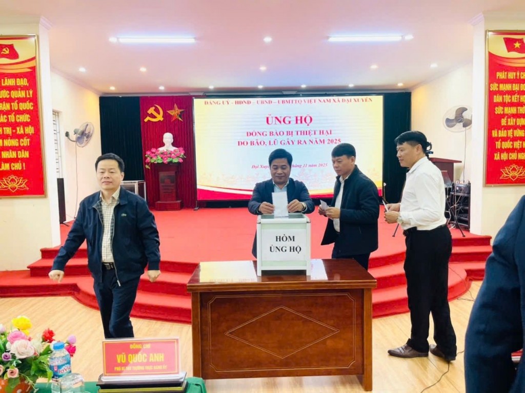 Cán bộ, đảng viên xã Đại Xuyên ủng hộ đồng bào bị thiệt hạ do mưa, lũ Cán bộ, đảng viên xã Đại Xuyên ủng hộ đồng bào bị thiệt hạ do mưa, lũ