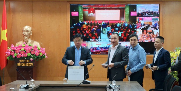 Lãnh đạo Đảng uỷ, HĐND, UBND, Uỷ ban MTTQ Việt Nam phường Xuân Phương ủng hộ đồng bào bị thiên tai