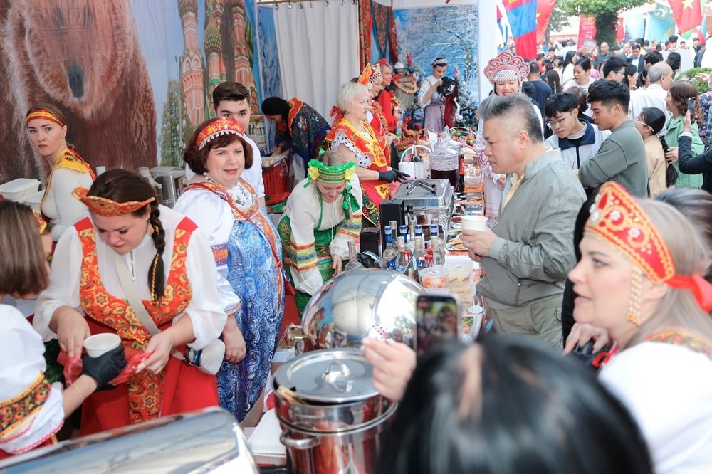 Liên hoan năm nay có sự tham gia của 128 gian hàng với rất nhiều tinh hoa ẩm thực đến từ nhiều quốc gia trên thế giới Liên hoan năm nay có sự tham gia của 128 gian hàng với rất nhiều tinh hoa ẩm thực đến từ nhiều quốc gia trên thế giới