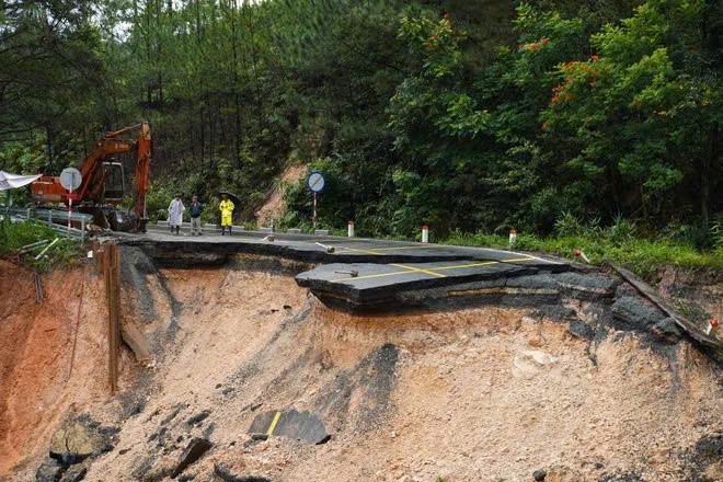 Đoạn qua đèo Mimosa từ sáng 20/11 gần như bị “xẻ đôi” 