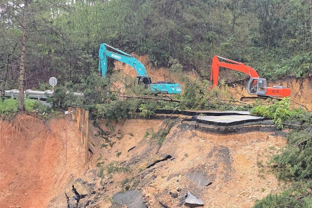 Bộ Xây dựng đã có công điện khẩn, yêu cầu Ban Quản lý dự án 85 tiếp quản đẩy nhanh công tác khắc phục, đảm bảo thông xe tạm thời trước ngày 30/11