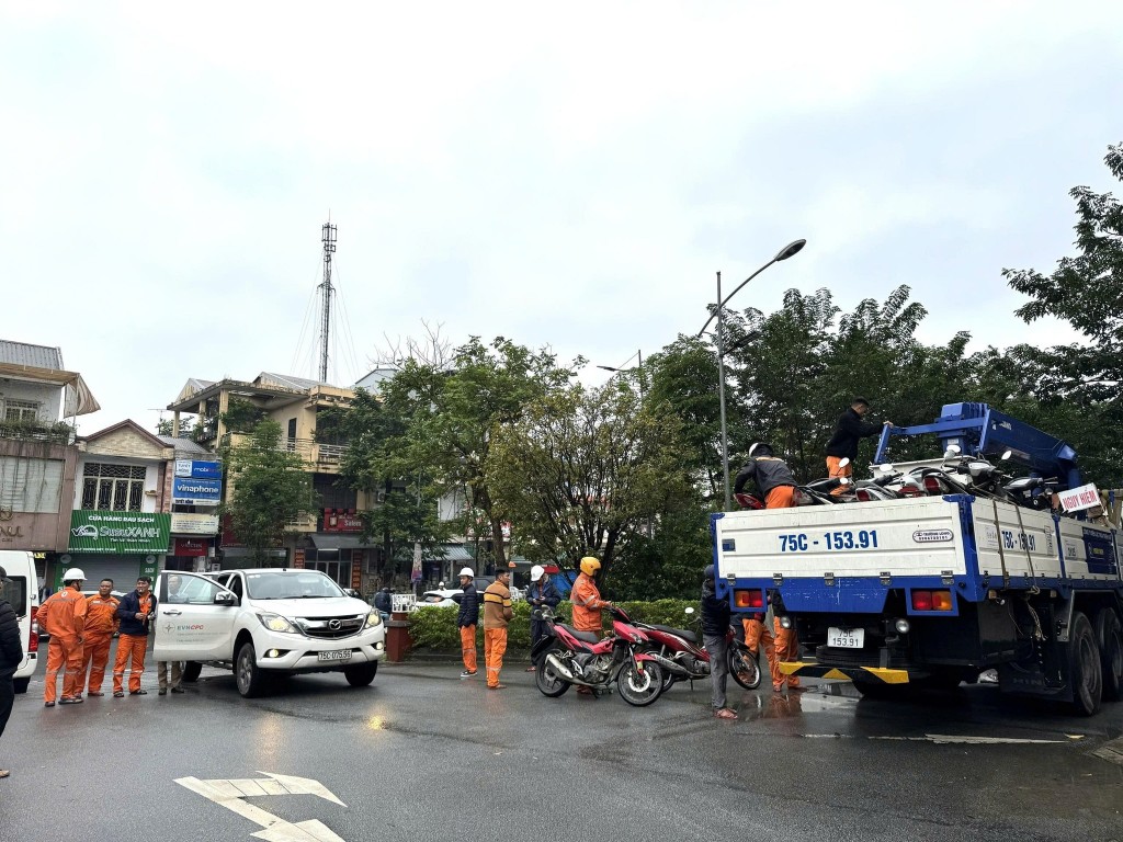 Điện lực Huế chi viện Đắk Lắk khắc phục sự cố lưới điện