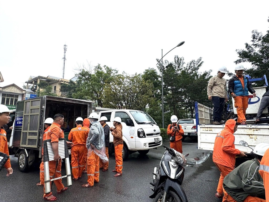 Điện lực Huế chi viện Đắk Lắk khắc phục sự cố lưới điện