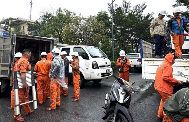 Điện lực Huế chi viện Đắk Lắk khắc phục sự cố lưới điện