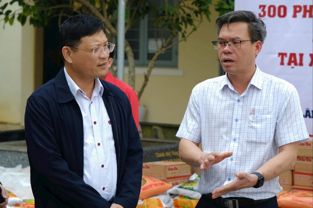 Đồng chí Nghiêm Xuân Cường cùng các thành viên trong đoàn đã ân cần thăm hỏi tình hình sức khỏe, đời sống, chia sẻ với chính quyền và Nhân dân xã D’ran